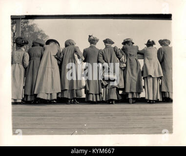 Ein historisches Foto von Suffragetten, die auf das Boot warten. Das Bild fängt einen Moment während der Frauenwahlrechtsbewegung ein und spiegelt ihre Bemühungen um Gleichstellung und politische Rechte im frühen 20. Jahrhundert wider. Stockfoto