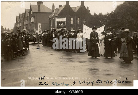 Ein historisches Foto der Frauenwahlrechtsparade in Littlehampton, England, am 19. Juli 1913. Das Bild zeigt Frauen, die für ihr Wahlrecht marschieren, Teil der allgemeinen Wahlrechtsbewegung in Großbritannien. Stockfoto