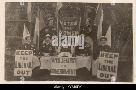 Ein historisches Foto von Suffragetten, die während einer Nachwahl demonstrieren. Das Bild fängt den Aktivismus der Frauen im frühen 20. Jahrhundert ein, der für ihr Wahlrecht kämpfte, ein entscheidender Moment in der Geschichte der Frauenrechte. Stockfoto