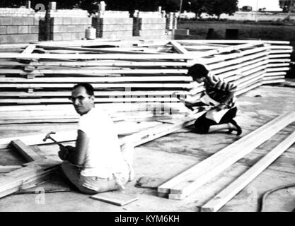 Ein Bild, das den Bau von Fachwerkstühlen in Rocky Ford, Colorado, zeigt. Das Foto zeigt den strukturellen Prozess der Baumontage. Stockfoto