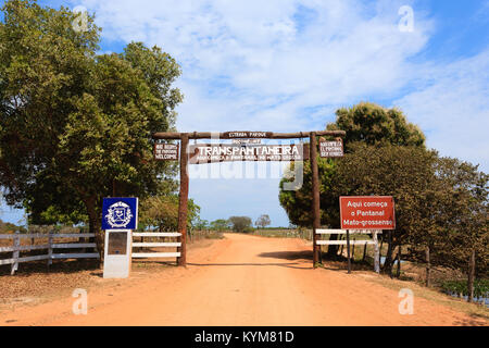 Pantanal Eingangstor entlang der Transpantaneira Feldweg. Brasilianische Wahrzeichen. Straße in perpective Stockfoto