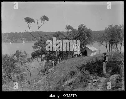 Foto von William Joseph, aufgenommen zwischen 1890 und 1910, mit Blick auf Whakarewarewa, ein historisches geothermisches Gebiet in Neuseeland. Stockfoto