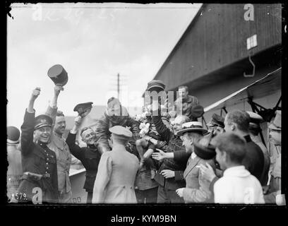 Foto eines historischen Doppeldeckers, möglicherweise aus den 1940er Jahren, aufgenommen in einem Hangar, das die Luftfahrttechnik und die frühe Luftfahrtgeschichte der Mitte des 20. Jahrhunderts widerspiegelt. Stockfoto