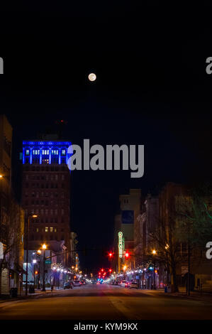 Der erste Vollmond von 2018 erhebt sich über der Stadt von Huntington, West Virginia, die Stadt der 4th Avenue. Stockfoto