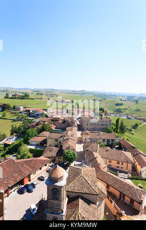 Barbaresco Stadt Luftbild. Weinberge von Langhe Region, Italien Landwirtschaft. UNESCO-Weltkulturerbe Stockfoto