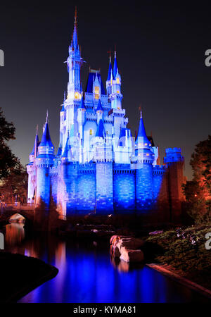 Cinderella Schloss bei Nacht beleuchtet wih Spiegelungen im See, Magic Kingdom, Florida Stockfoto