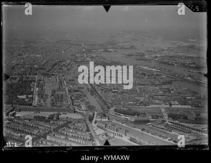 Eine Luftaufnahme von Amsterdam, aufgenommen zwischen 1920 und 1940. Das Foto zeigt die berühmten Kanäle, Straßen und historischen Gebäude der Stadt während des frühen 20. Jahrhunderts. Stockfoto