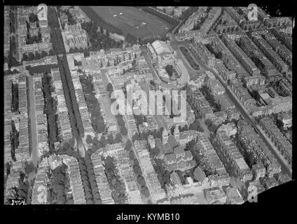 Luftaufnahme von Amsterdam, aufgenommen zwischen 1920 und 1940, die das unverwechselbare städtische Layout und die Wahrzeichen der Stadt von oben einfängt. Das Bild zeigt frühe Luftbildtechniken und bietet einen Einblick in Amsterdams historische Stadtlandschaft. Stockfoto