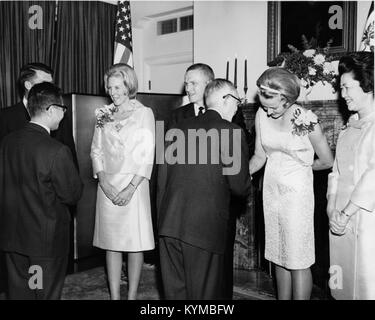 Ein Bild aus der Wally Schirra Kollektion, das einen Moment der Luftfahrtgeschichte im Zusammenhang mit dem Astronauten Wally Schirra feststellt und die Bedeutung seiner Beiträge zur Weltraumforschung unterstreicht. Stockfoto