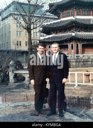 Ein historisches Bild aus der Wally Schirra Kollektion, das einen ikonischen Moment in der Karriere des Astronauten Wally Schirra, einer der sieben ursprünglichen Astronauten, die für das NASA-Raumfahrtprogramm ausgewählt wurden, hervorhebt. Stockfoto