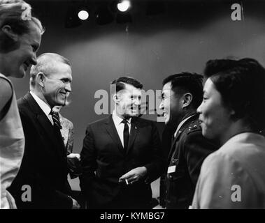 Dieses Bild aus der Wally Schirra Collection zeigt ein wichtiges Artefakt oder einen Moment in der Geschichte der Weltraumforschung und spiegelt Wally Schirras Beitrag zur NASA und zum menschlichen Raumflug wider. Stockfoto