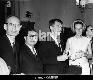 Foto aus der Wally Schirra Kollektion, das den berühmten Astronauten in einem Moment seiner Karriere einfängt. Das Bild ist Teil einer Serie, die Schirras Leben und Beiträge zur Weltraumforschung dokumentiert. Stockfoto