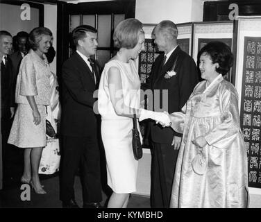 Ein Bild aus der Wally Schirra Kollektion, das einen legendären Moment im Leben des Astronauten und der Weltraumforschung zeigt. Stockfoto