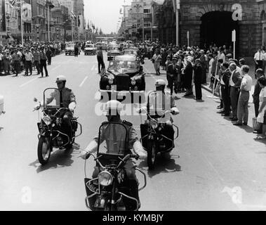 Ein historisches Bild aus der Sammlung Wally Schirra, das einen wichtigen Moment in der Geschichte der Weltraumforschung darstellt. Stockfoto
