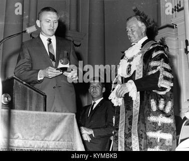 Bild aus der Wally Schirra-Kollektion, das einen wichtigen Moment aus dem Leben des amerikanischen Astronauten einfängt. Stockfoto