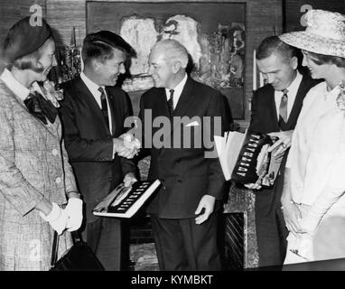 Dieses Bild stammt aus der Wally Schirra Collection und zeigt einen bedeutenden Moment oder ein Objekt, das mit dem Astronauten Wally Schirra in Verbindung steht und sein Erbe in der Geschichte der Weltraumforschung einfängt. Stockfoto