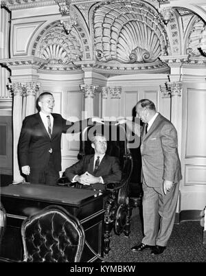 Ein historisches Bild aus der Wally Schirra Kollektion, das einen ikonischen Moment in der Karriere des Astronauten Wally Schirra, einer der sieben ursprünglichen Astronauten, die für das NASA-Raumfahrtprogramm ausgewählt wurden, hervorhebt. Stockfoto