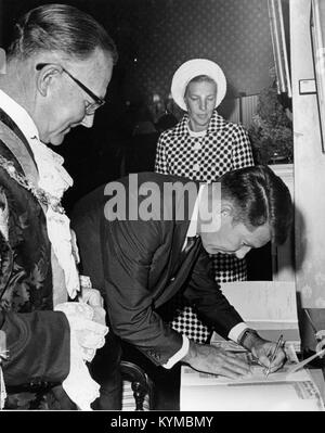 Ein Bild aus der Wally Schirra Kollektion, das einen wichtigen Moment aus Wally Schirras Karriere als NASA-Astronaut und Weltraumpionier zeigt, aufgenommen in einem Vintage-Foto. Stockfoto