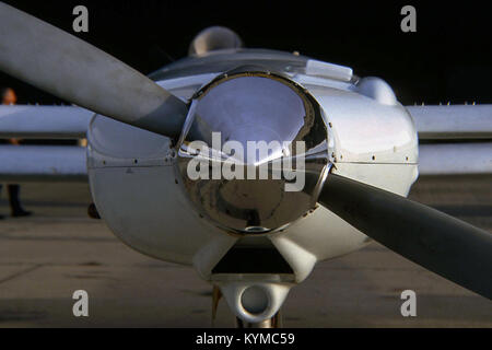 Bild aus der Ray Kamm Kollektion mit einem klassischen Flugzeug, das einen bedeutenden Moment in der Luftfahrtgeschichte festnimmt. Stockfoto