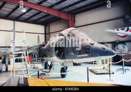 Ein historisches Bild der AV-8A Harrier (BuNo 159239), eines vertikalen/kurzen Start- und Landungsflugzeugs (V/STOL) des US Marine Corps, das sein einzigartiges Design und seine Fähigkeiten zeigt. Stockfoto