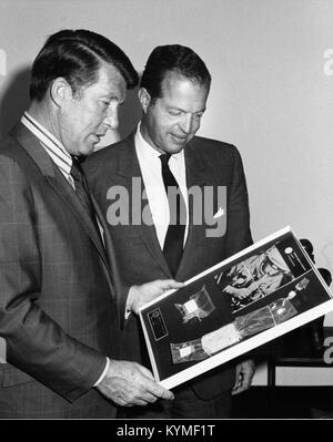 Dieses Bild stammt aus der Wally Schirra-Kollektion, die einen Moment in der Karriere des Astronauten darstellt und seine Beiträge zum Weltraumprogramm der Vereinigten Staaten während der 1960er Jahre widerspiegelt Stockfoto