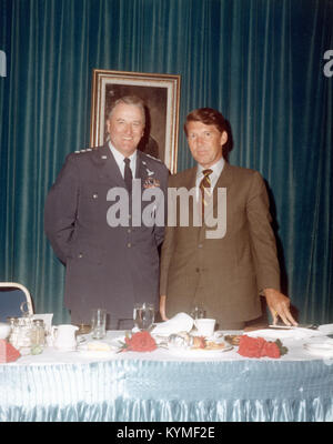Ein Foto aus der Wally Schirra-Kollektion, das wahrscheinlich den berühmten Astronauten in einem wichtigen Moment seiner Karriere in der Raumfahrt oder Luftfahrt zeigt. Stockfoto