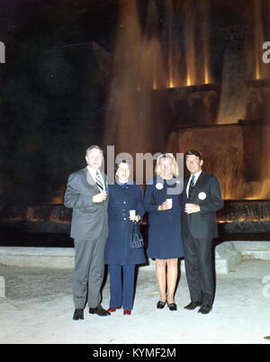 Foto aus der Wally Schirra Kollektion, das einen wichtigen Moment in der amerikanischen Raumfahrtgeschichte darstellt. Wally Schirra war einer der ursprünglichen NASA-Astronauten und seine Sammlung umfasst zahlreiche bedeutende Gegenstände und Momente der Weltraumforschung. Stockfoto