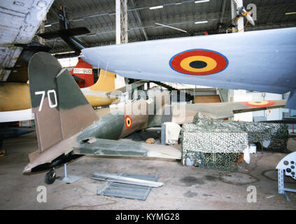 Ein von einem Rolls-Royce-Merlin-Triebwerk angetriebener Fairey-Battle-Bomber fliegt am 10. Mai 1940 über die Brücken Veldwezelt und Vroenhoven in Brüssel, Belgien. Dieses Bild ist Teil einer historischen Sammlung aus dem Koninklijk Museum van het Leger en de Krijgsgeschiedenis. Stockfoto