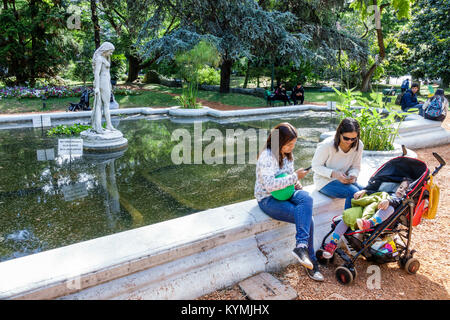 Buenos Aires Argentinien,Palermo,Park,Jardin Botanico Carlos Thays Botanischer Garten,Brunnen,Hispanic,Frau weibliche Frauen,Baby Babys Kinder,stro Stockfoto