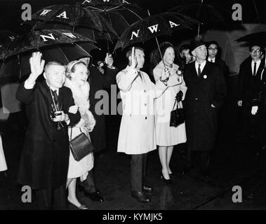 Ein Foto aus der Wally Schirra Kollektion, das einen wichtigen Moment im Leben des Astronauten zeigt. Dieses Bild ist Teil des Archivs, das Schirras Beiträge zur Weltraumforschung dokumentiert. Stockfoto