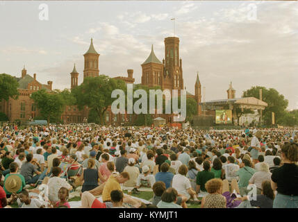 Geburtstag auf der Mall Gast genießen Konzert 2574813697 o Stockfoto