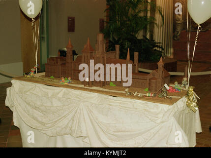 150. Geburtstag Kuchen geformt als die Smithsonian Institution Building 2551533314 o Stockfoto