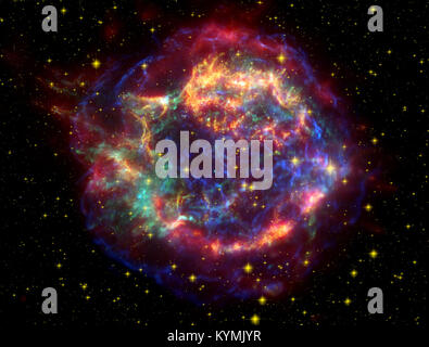 Ein farbenfrohes Bild von Cassiopeia A, einem Überbleibsel einer Supernova, aufgenommen vom Chandra X-ray Observatory. Das Bild zeigt die komplexe Struktur des Nebels und zeigt seine vielen Farben im Rahmen einer astronomischen Studie. Stockfoto