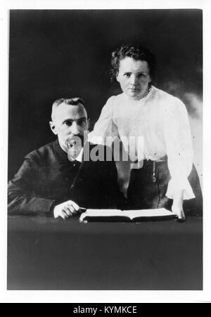 Pierre und Marie Curie, renommierte Physiker, fotografierten zusammen um 1903. Ihre bahnbrechende Arbeit auf dem Gebiet der Radioaktivität brachte ihnen den Nobelpreis ein. Stockfoto