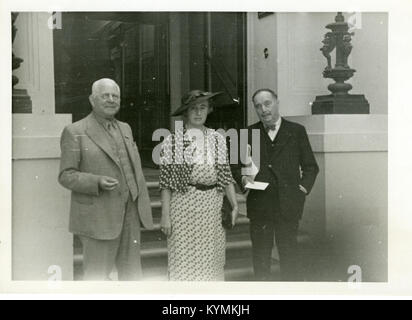 (Nach rechts) Sir Richard Gregory (1864-1952), seine Frau Dorothy 5493789885 o Links Stockfoto