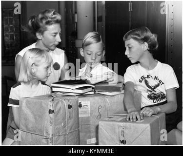 Bodil Mimi Krogh Schmidt-Nielsen (b 1918) mit ihren Kindern 6891626873 o Stockfoto