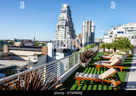 Buenos Aires Argentinien, Palermo, Dazzler Polo, Hotel, Dachterrasse, Skyline der Stadt, Aussicht, Apartmentgebäude, Architektur, Lounge Chair, Geländer, Blumentopf, Hispa Stockfoto