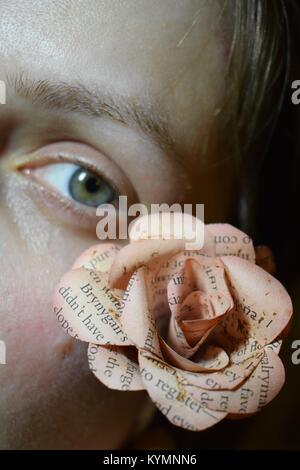 Rosa Papier Blume neben Auge Stockfoto