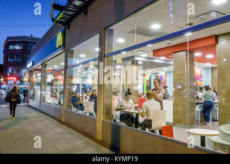 Buenos Aires Argentinien, Palermo, Nachtabend, McDonalds, Restaurant Restaurants Essen Essen Essen Cafe Cafés, amerikanischer Hamburger, Fast Food, Fenster, Beleuchtung, Aussicht Stockfoto