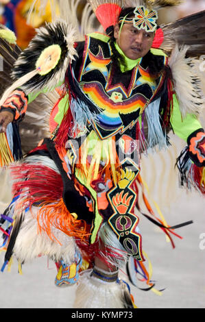 Ein Foto aus dem Powwow 2005, auf dem indianische Tänzer in traditioneller Kleidung einen Powwow-Tanz im Rahmen einer kulturellen Zeremonie zeigen. Stockfoto