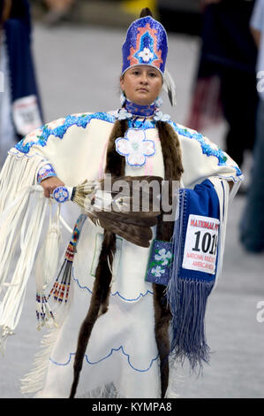 Eine Fotografie eines Powwow der Ureinwohner, das 2005 stattfand, zeigt Frauen in traditionellen Insignien, die als Teil eines Wettkampftanzes tanzen. Die Veranstaltung fand im National Museum of the American Indian statt. Stockfoto