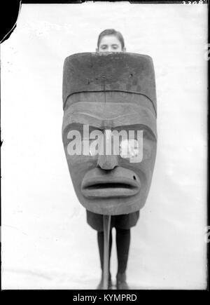 Ein historisches Foto eines Jungen mit Maske, aufgenommen als Teil der Sammlung des National Museum of the American Indian. Das Bild spiegelt die Kulturgeschichte und das öffentliche Gedächtnis indigener Gemeinschaften wider. Stockfoto