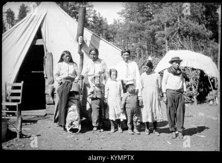 Eine historische Fotografie der Familie Oswald Smith, aufbewahrt im National Museum of the American Indian Collection. Das Bild ist Teil des Archivs der Smithsonian Institution und zeigt ein historisches Familienporträt. Stockfoto