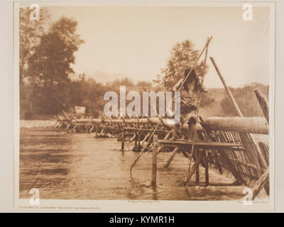 Das Foto von Edward Curtis zeigt ein Fischweh über den Trinity River im Hupa-Territorium. Das Bild ist Teil einer historischen Sammlung, die das Leben und die Kultur der Ureinwohner Amerikas im frühen 20. Jahrhundert dokumentiert. Stockfoto