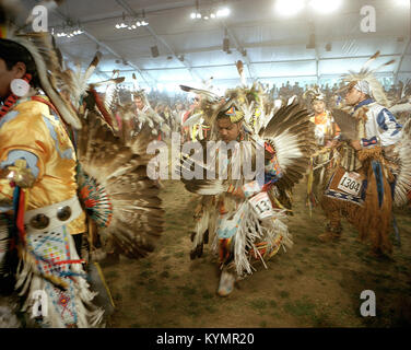 Ein Foto, das ein Powwow-Ereignis im Jahr 2002 zeigt und Tänzerinnen in traditionellen Insignien und Kostümen zeigt. Die Veranstaltung beleuchtet die Kultur der amerikanischen Ureinwohner, wobei die Teilnehmer bei zeremoniellen Tänzen Kleider mit Federkopf und perlenbesetzter Kleidung tragen. Dieses Bild ist Teil der Sammlung im National Museum of the American Indian. Stockfoto