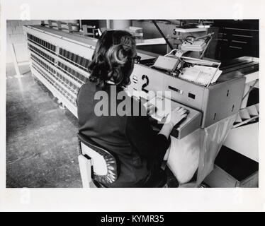 Ein Foto einer Frau, die 1965 in einem Postverarbeitungszentrum arbeitete, zeigt die Handarbeit, die in dieser Zeit mit Postdiensten verbunden war. Stockfoto