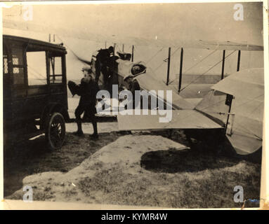 Ein historisches Foto, das das Entladen von Luftpost am Checkerboard Air Mail Field in Chicago, Illinois, zeigt. Das Bild zeigt die Anfangstage der Luftpostzustellung und die Rolle des Luftverkehrs in den Postdiensten. Stockfoto