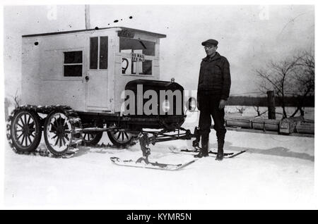 Ein historisches Foto, das einen Ford Model T-Lkw zeigt, der mit Skiern für Schneereisen modifiziert wurde. Dieses Fahrzeug wurde von der USPS für die Winterpostzustellung genutzt und bot einen Einblick in Postdienstfahrzeuge des frühen 20. Jahrhunderts. Das Bild ist eine Illustration aus dem National Postal Museum. Stockfoto