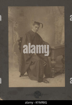 Ein Foto aus der Cyrus S. Shippen Collection, das einen Absolventen zeigt, der ein akademisches Kleid und eine Mütze trägt und die akademische Leistung symbolisiert. Das Bild ist Teil der Black History im Anacostia Community Museum und zeigt Meilensteine in Bildung und Wissenschaft. Stockfoto