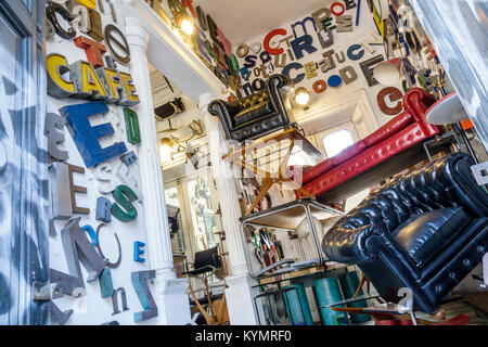 Buenos Aires Argentinien,San Telmo,Shopping Shopper Shopper shoppen shoppen Geschäfte Markt Märkte Marktplatz kaufen verkaufen,Einzelhandel Geschäfte Business businesse Stockfoto